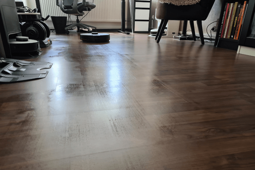 Der Roborock S7 MaxV Ultra wisch den Boden im Arbeitszimmer